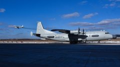 海军航空兵某部组织多机型跨昼夜飞行训练