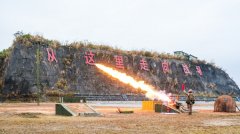 火力全开！直击武警实装喷火与装甲车实弹射击