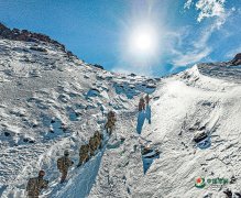 顶着风雪，一群迷彩身影整理行装再走巡逻路