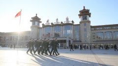 辛苦了！武警官兵守护群众平安出行