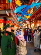 冬日温暖！璀璨花灯下武警官兵守护你