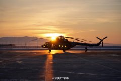 暖！陆航直升机将年货送到“雪海孤岛”