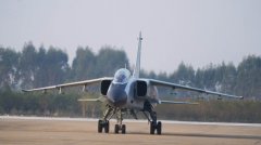 南部战区空军航空兵某旅组织飞行训练
