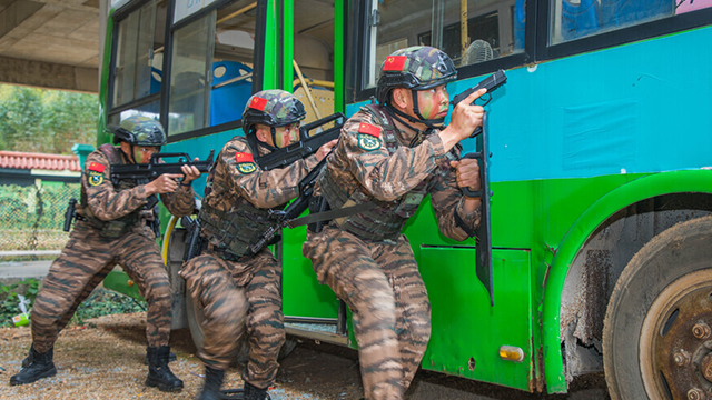广西来宾：武警特战队员开展公交车反劫