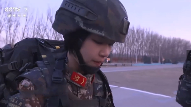 太瘦的烦恼：特战女兵穿20斤沙袋跑步