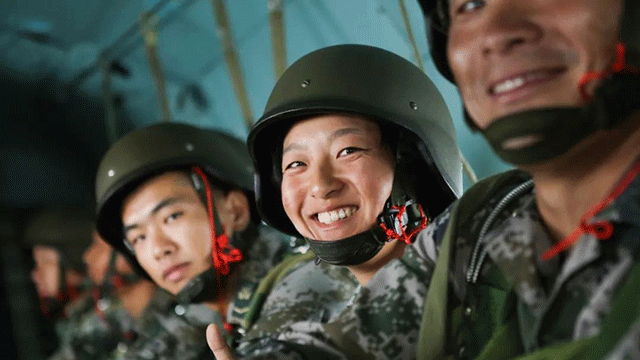 天降伞花！特战女兵伞降训练 这次伞降训