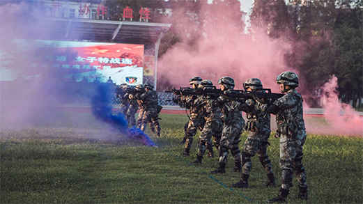 女民兵与特战女兵同台练兵