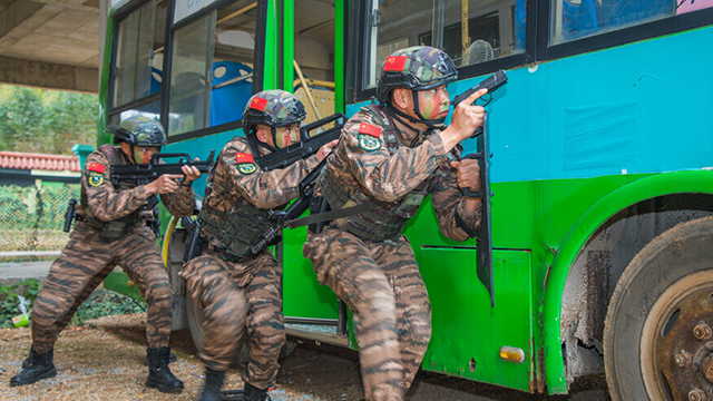 广西来宾：武警特战队员开展公交车反劫持演练