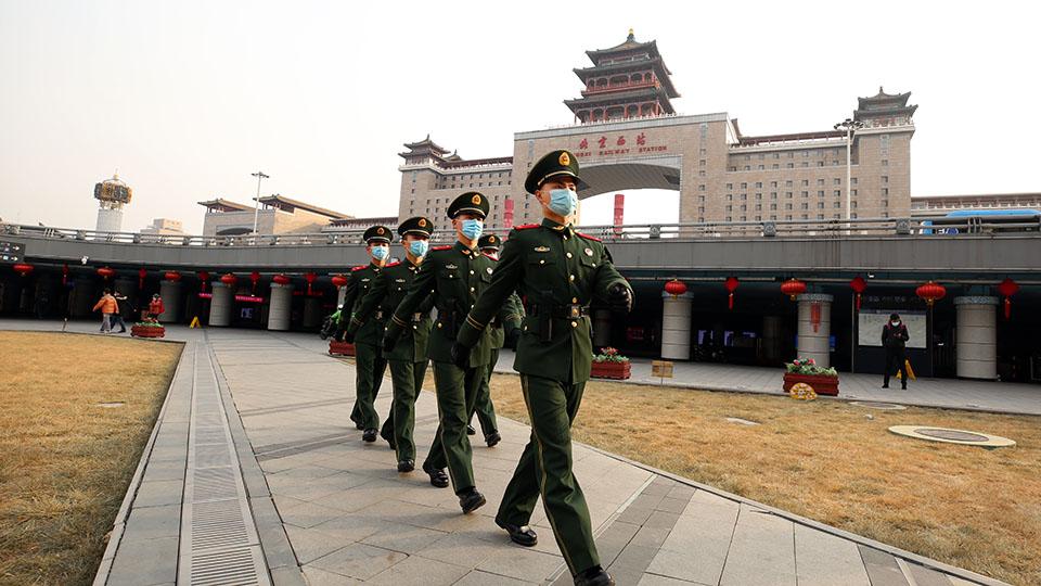 春运首日，北京西站武警坚守岗位护佑旅客平安
