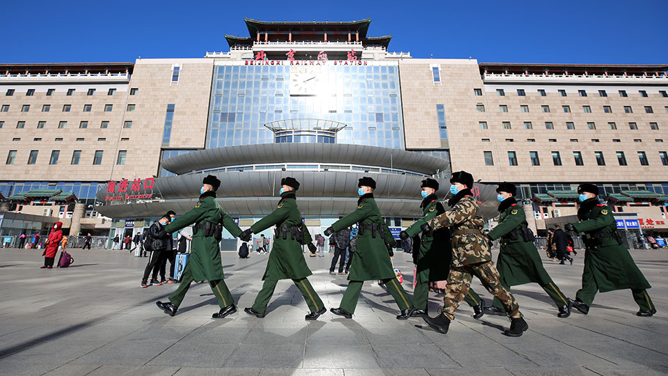 北京西站武警为旅客元旦出行护航