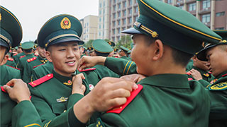 军旅“成人礼”：重庆两千余名武警新兵光荣授