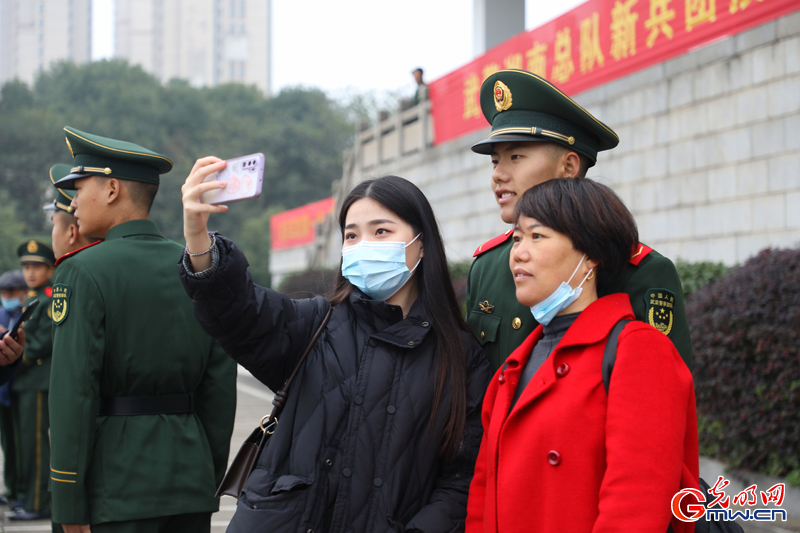 武警湖南总队：邀请家长参与授衔 暖心政策让新兵备受鼓舞