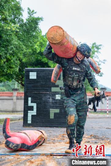 武警广西特战队员开展雨中“对决”