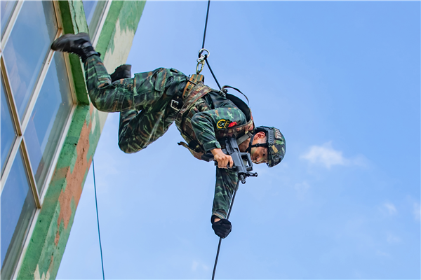 广西南宁：武警特战队员开展攀登强化训练