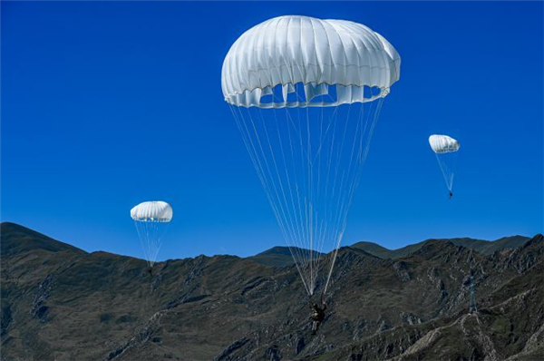 海拔4000米：西藏军区组织成建制伞降训练