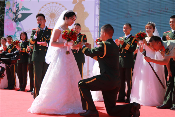 武警第一机动总队某支队为30对新人举行集体婚礼