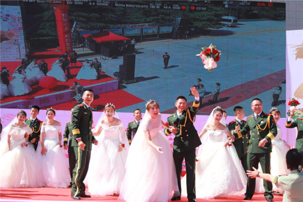 武警第一机动总队某支队为30对新人举行集体婚礼