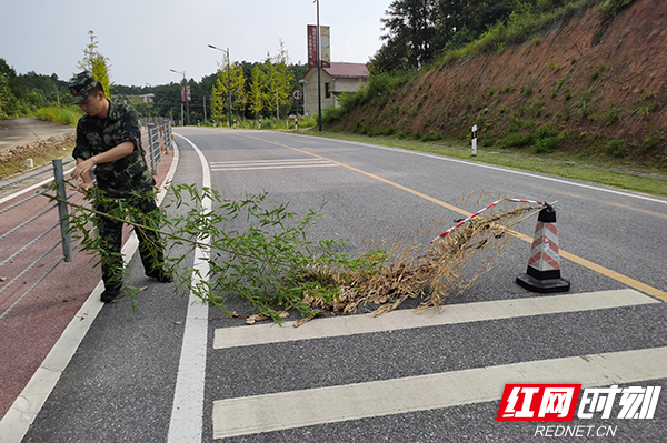 地方车辆军营门前侧翻漏油 武警官兵7分钟救人除险