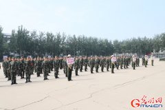 炎炎夏日，看武警战士在考核场挥汗雨！