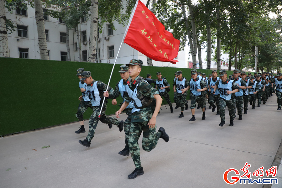 炎炎夏日，看武警战士在考核场挥汗雨！