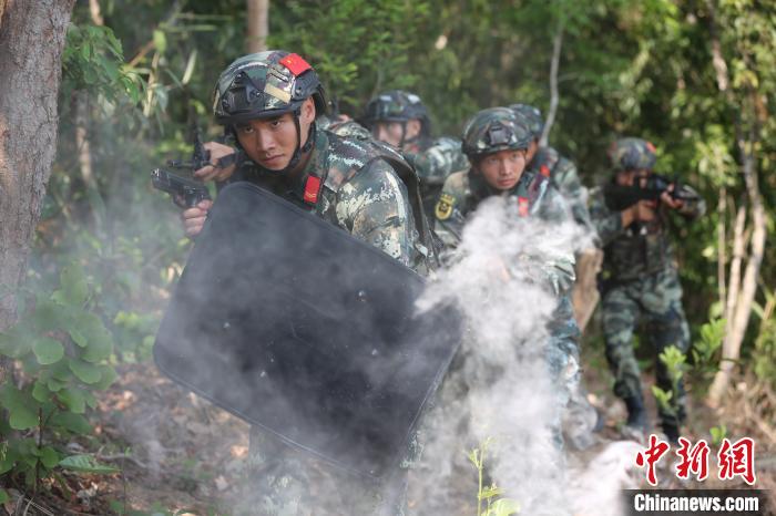 云南武警特战队员热带丛林实战化训练锻造反恐尖兵