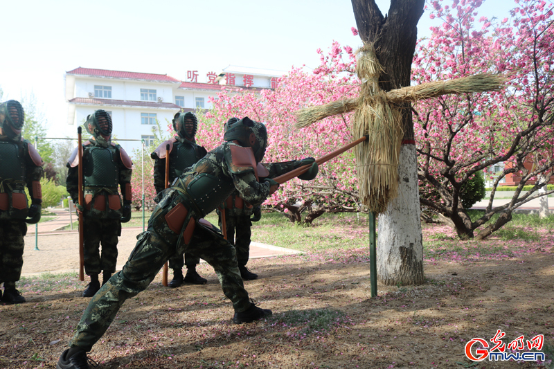 最美人间四月天 武警练兵正当时