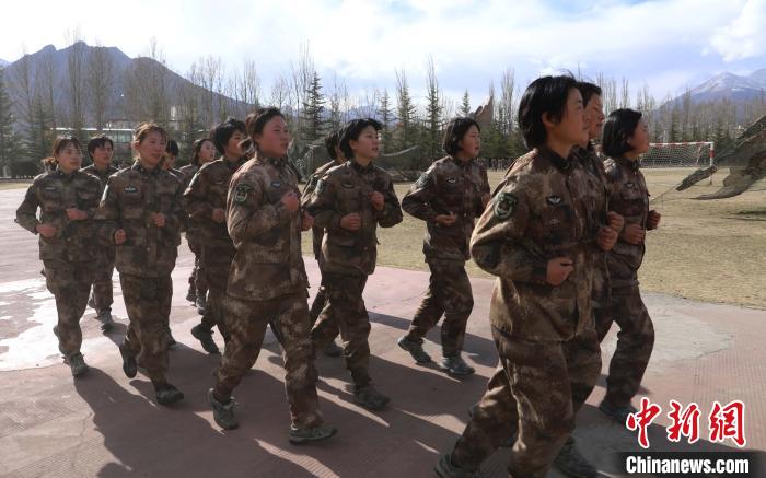 图为军队文职人员和官兵一同进行五公里拉练。 李春江 摄 图为军队文职人员和官兵一同进行五公里拉练。 李春江 摄