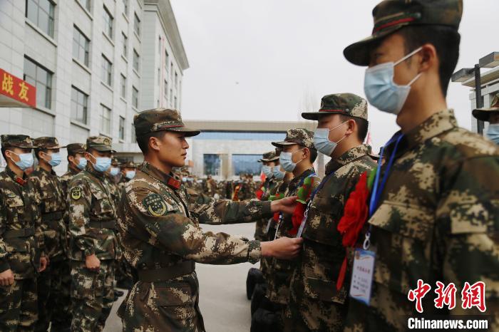 图为班长为新兵整理衣装。 马铭言 摄 图为班长为新兵整理衣装。 马铭言 摄
