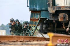 雷霆电闪间 直击广西桂林武警火车反劫持演练