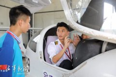 海军组织青少年航空学校航空实验班学生开展体验和筛选飞行训练