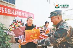 军队代表委员与基层官兵热议让军人成为全社会尊崇的职业