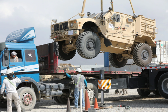 准备用平板拖车运送的阿富汗美军车辆 资料图