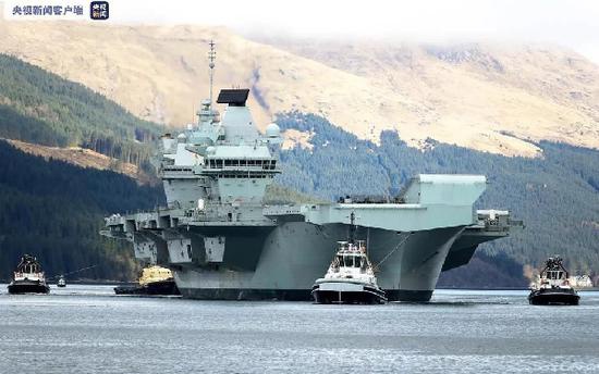 资料图：今春，“伊丽莎白女王”号航母在苏格兰地区训练，为亚洲首航做准备（央视新闻）